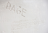 Ai-Je eu peur, installation, Emmanuel ARAGON, gravure sur COrian, exposition aux Archives Bordeaux M2tropole, Photographie Bernard Rakotomanga, 2017
